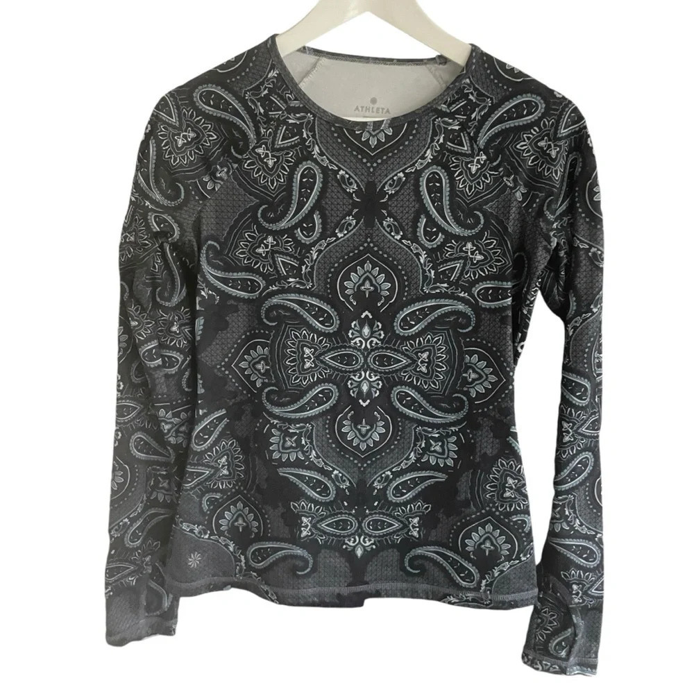 Athleta Sierra Nevada Top Womens Size XS Blue Paisley Long Sleeve Thumbholes Run - Picture 3 of 7